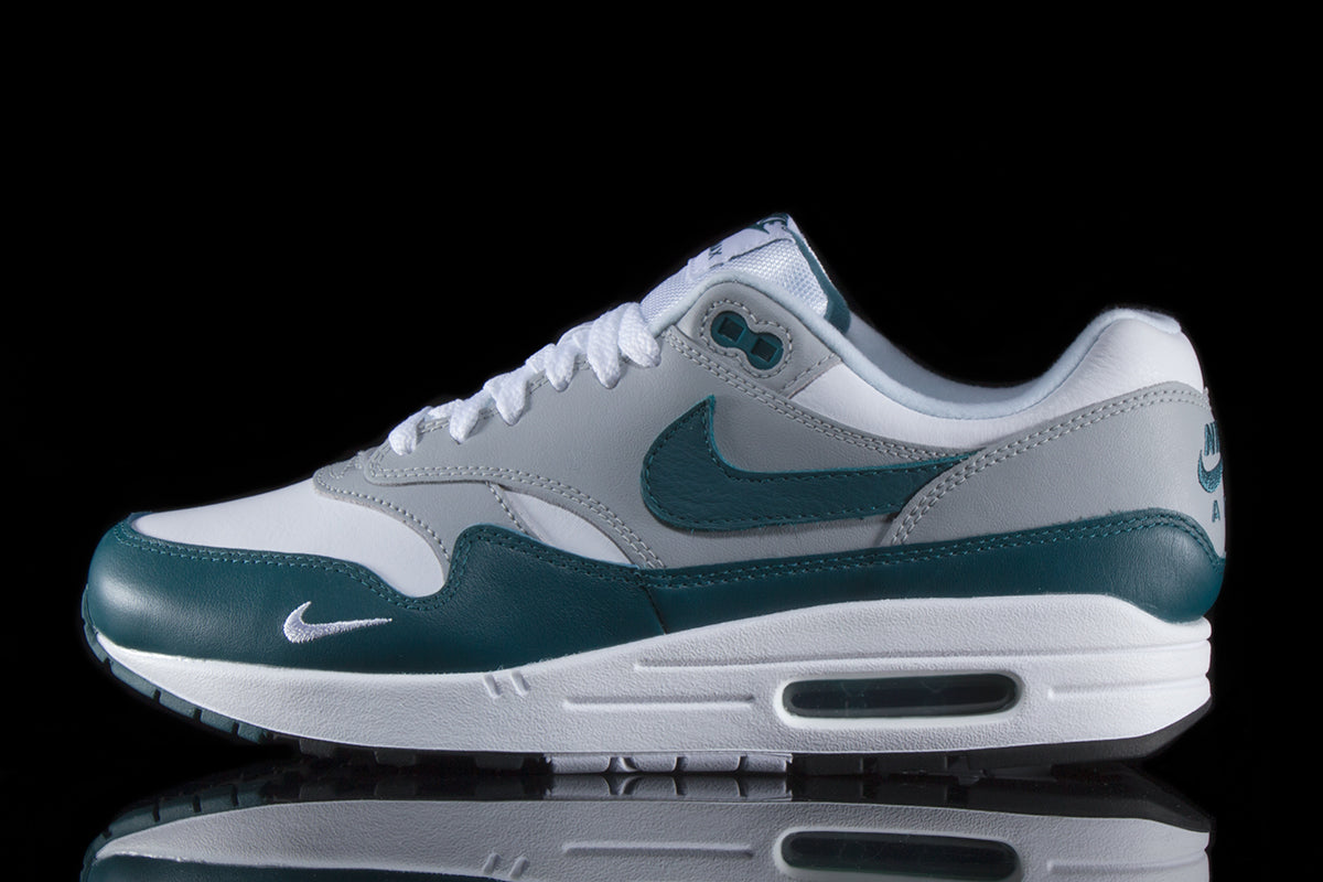 Air Max 1 LV8