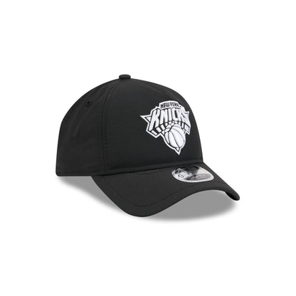 New York Knicks Black 9FORTY APEX Snapback Hat