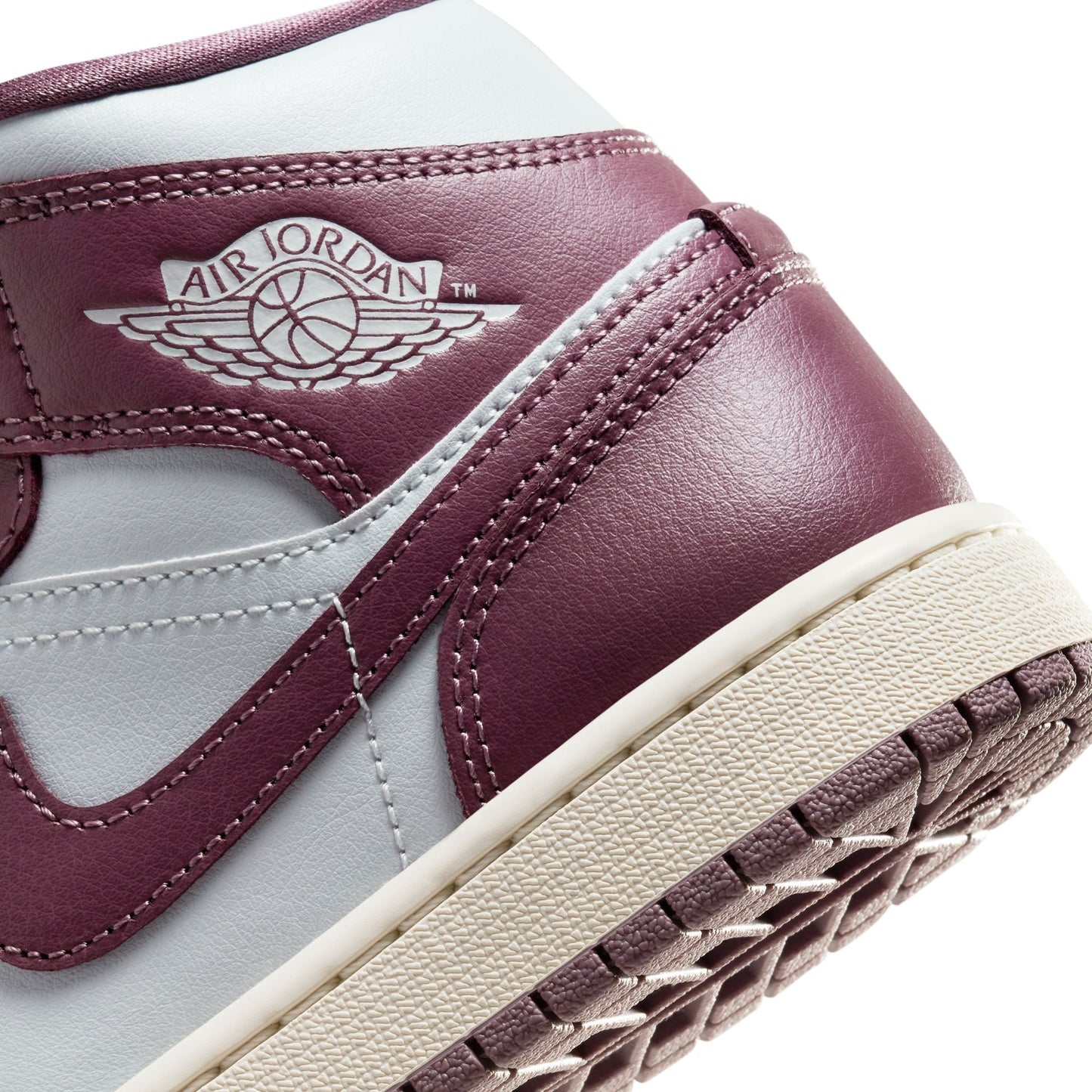 WMNS Nike Air Jordan 1 MID