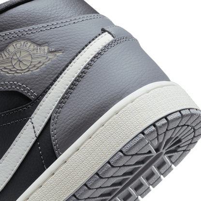 WMNS Nike Air Jordan 1 Retro Mid