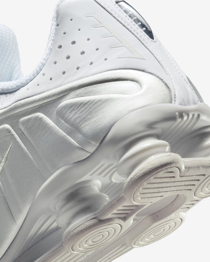 Nike Men's Nike Shox R4 Shoes - White / Bright Crimson / Metallic Silver