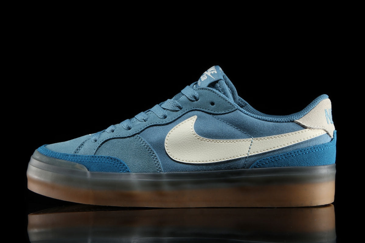 Zoom Pogo Plus (Womens Sizing)